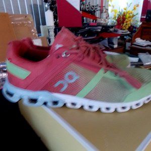 ON Womens Athletic Shoes SZ 8.5, Excellent Condition